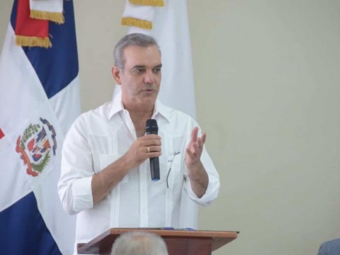 Abinader promete trabajar para aumento salarial en los pr&oacute;ximos d&iacute;as