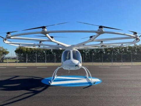 El primer taxi volador tripulado de Italia realiza su primera prueba de vuelo