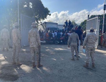 Motoconchistas haitianos bloquean puerta Carrizal-El&iacute;as Pi&ntilde;a para que se les permita entrada
