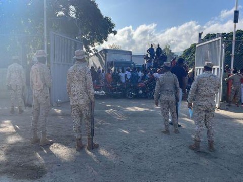 Motoconchistas haitianos bloquean puerta Carrizal-El&iacute;as Pi&ntilde;a para que se les permita entrada