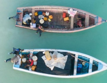 Dominicanos y haitianos contrabandean combustible en playas de Pedernales