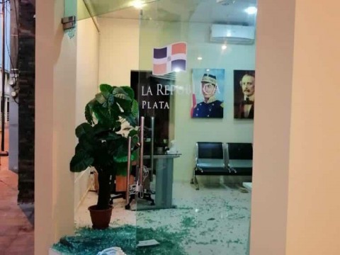 Desconocidos destruyeron cristales de la Oficina Senatorial de Puerto Plata