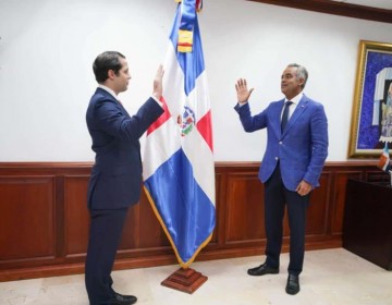Joel Santos juramenta al nuevo superintendente de Valores