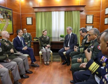 Jefa del Comando Sur de EEUU y Abinader se re&uacute;nen en graduaci&oacute;n de cadetes del Ej&eacute;rcito