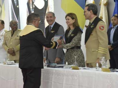 Vicepresidenta juramenta a 5,295 profesionales civiles y militares