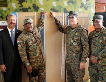 Donan materiales de construcci&oacute;n y electrodom&eacute;sticos a militares afectados por Fiona