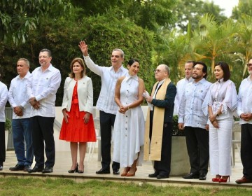 Abinader y la primera dama encabezan bendici&oacute;n a la casa presidencial en Santiago