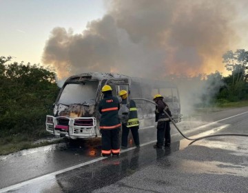Se incendia autob&uacute;s con 21 turistas en autov&iacute;a El Coral