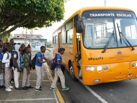 El Minerd extender&aacute; el transporte escolar a Cambita, Palenque y Pedro Brand