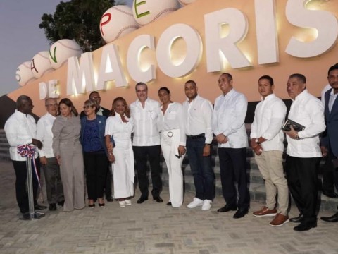 Abinader entrega t&iacute;tulos e inaugura oficina de Senasa y parador fotogr&aacute;fico en San Pedro de Macor&iacute;s