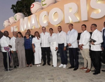 Abinader entrega t&iacute;tulos e inaugura oficina de Senasa y parador fotogr&aacute;fico en San Pedro de Macor&iacute;s