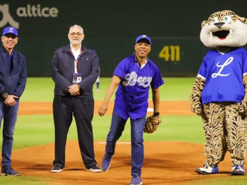 Lidom y Licey reconocen a Milton Morrison por apoyar el b&eacute;isbol; hace lanzamiento de honor