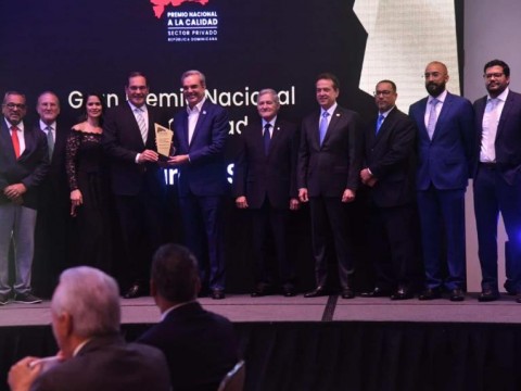 Abinader entrega Premio Nacional a la Calidad a 24 empresas del pa&iacute;s
