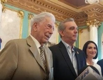 Presidente Abinader otorga ciudadan&iacute;a al escritor Mario Vargas Llosa