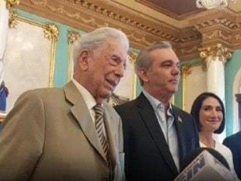 Presidente Abinader otorga ciudadan&iacute;a al escritor Mario Vargas Llosa