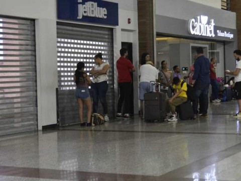 Maletas dejadas y retrasos de vuelos