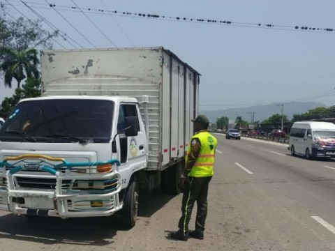 Retienen 70 camiones en Santiago por circular con gomas en mal estado