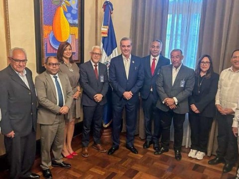 Presidente Luis Abinader recibe en Palacio Nacional una comisi&oacute;n de ADOPAE