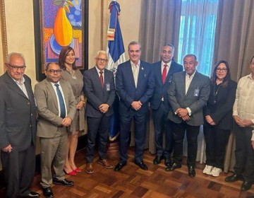 Presidente Luis Abinader recibe en Palacio Nacional una comisi&oacute;n de ADOPAE