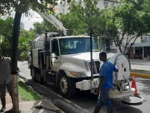 Alcald&iacute;a Distrito Nacional limpia alcantarillados ante tormenta Franklin