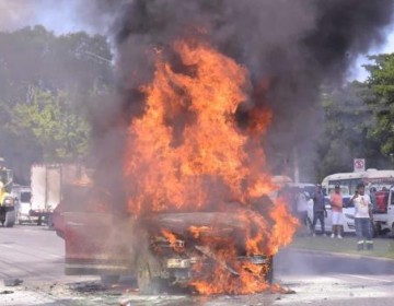 Se incendia veh&iacute;culo pr&oacute;ximo a multiuso donde Abinader realizar&aacute; acto proselitista