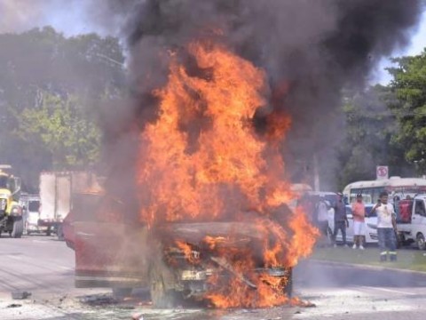 Se incendia veh&iacute;culo pr&oacute;ximo a multiuso donde Abinader realizar&aacute; acto proselitista