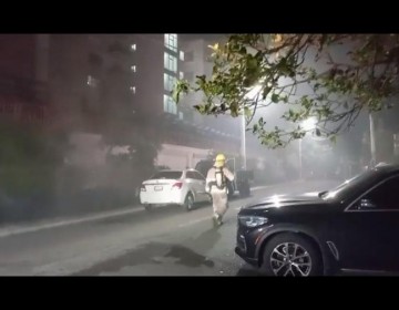 Ocho veh&iacute;culos destruidos y otros 11 afectados en incendio en Santiago