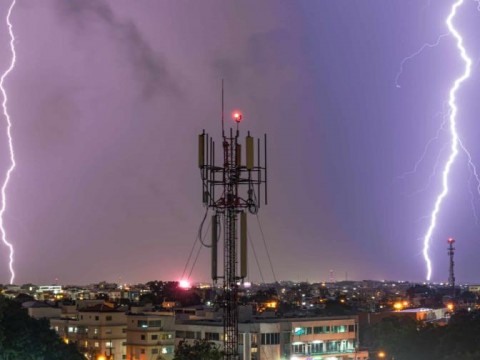 Tormentas el&eacute;ctricas y aguaceros iluminaron la noche en el Gran Santo Domingo