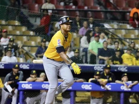 Luis Valenzuela y las Aguilas Cibae&ntilde;an vencen al Licey en el estadio Quisqueya