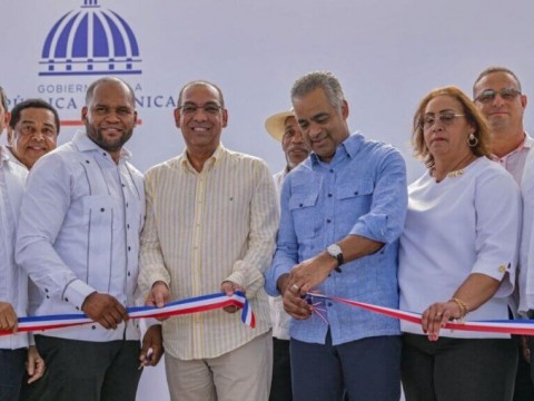 Ministro Deligne Ascenci&oacute;n inaugura un puente peatonal y motorizado en El Carril de Haina