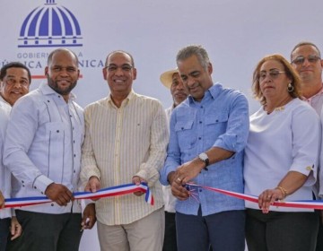 Ministro Deligne Ascenci&oacute;n inaugura un puente peatonal y motorizado en El Carril de Haina