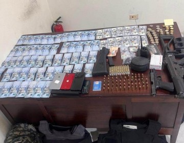 Ocupan arma de guerra, chalecos antibalas y dinero durante allanamiento en Gaspar Hern&aacute;ndez