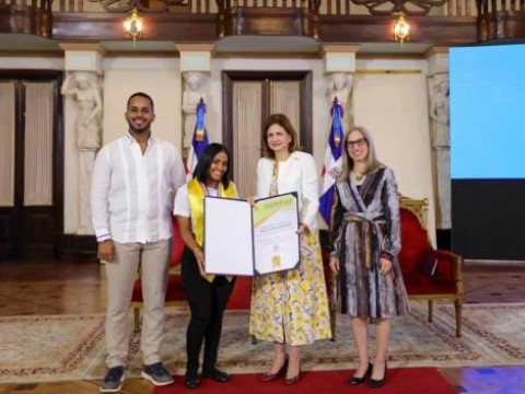Lucy Familia Soriano, de Pedro Brand, es la estudiante con la calificaci&oacute;n m&aacute;s alta: 99.7