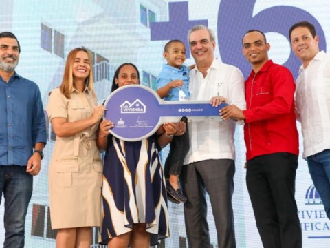 Abinader y el ministro Bonilla entregan 400 apartamentos en San Luis