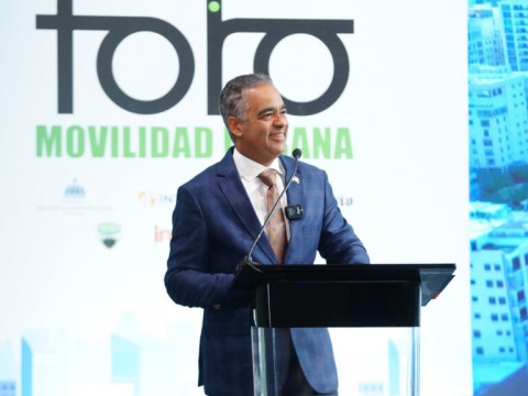 Ministro Santos resalta medidas del Gobierno para mejorar el tr&aacute;nsito en el pa&iacute;s
