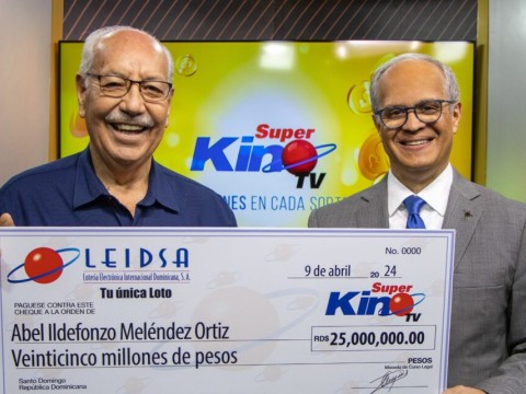 Leidsa entrega RD$25 millones a veterinario peruano que gan&oacute; el S&uacute;per Kino Tv