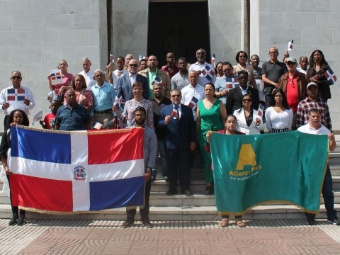 Alianza Pa&iacute;s honra a los padres de la patria con ofrenda floral