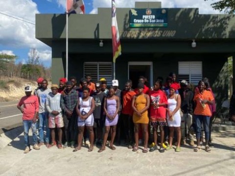 Arrestan dos dominicanos ocultaban indocumentados en maletero de autob&uacute;s en San Juan de la Maguana