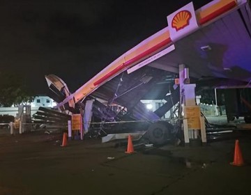 Accidente en Santiago deja al menos un herido y una estaci&oacute;n de gasolina destruida