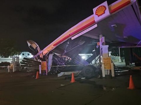 Accidente en Santiago deja al menos un herido y una estaci&oacute;n de gasolina destruida