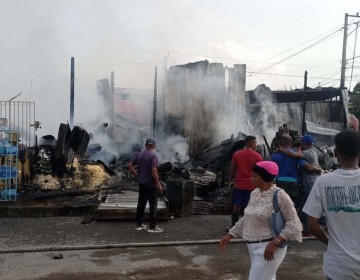 Incendio destruye varios negocios en plaza comercial de municipio de Puerto Plata