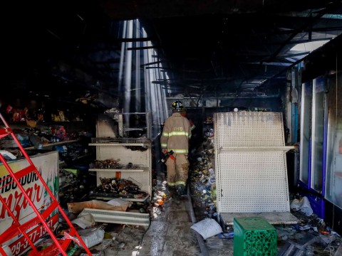Incendio destruye surtidora de alimentos en Santiago