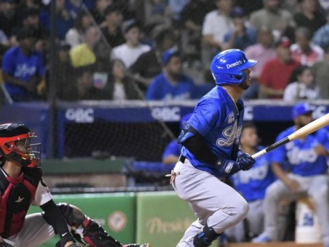 Yadiel Hern&aacute;ndez le da el triunfo al Licey ante los Leones